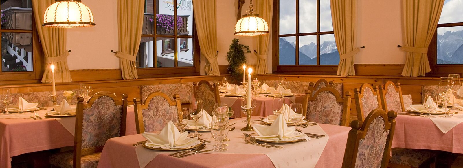 Gedeckte Tische mit Kerzen in einem Restaurant.