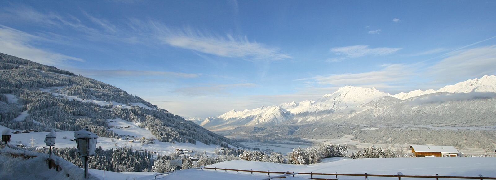 Blick auf eine schneebedeckte Landschaft.