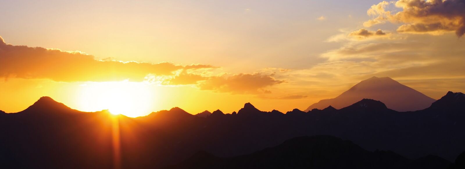 Sonnenaufgang hinter den Bergen.