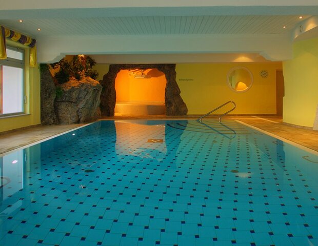 Blick auf ein Hallenbad.