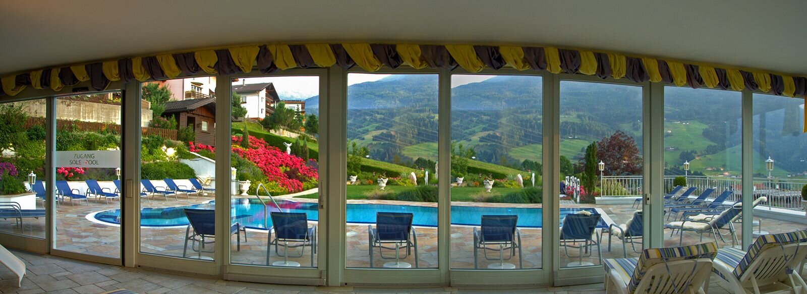 Hallenbad mit Blick auf den Außenpool.