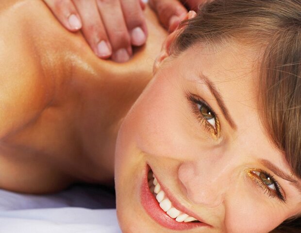 Eine Frau bekommt eine Rückenmassage.