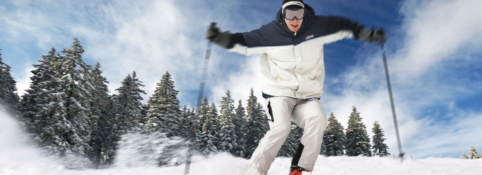 Ein Skifahrer fährt eine Piste hinunter.
